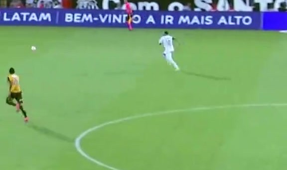 华体会官方-巅峰不再！34岁内马尔冲刺画面引发热议，速度太慢救球不及