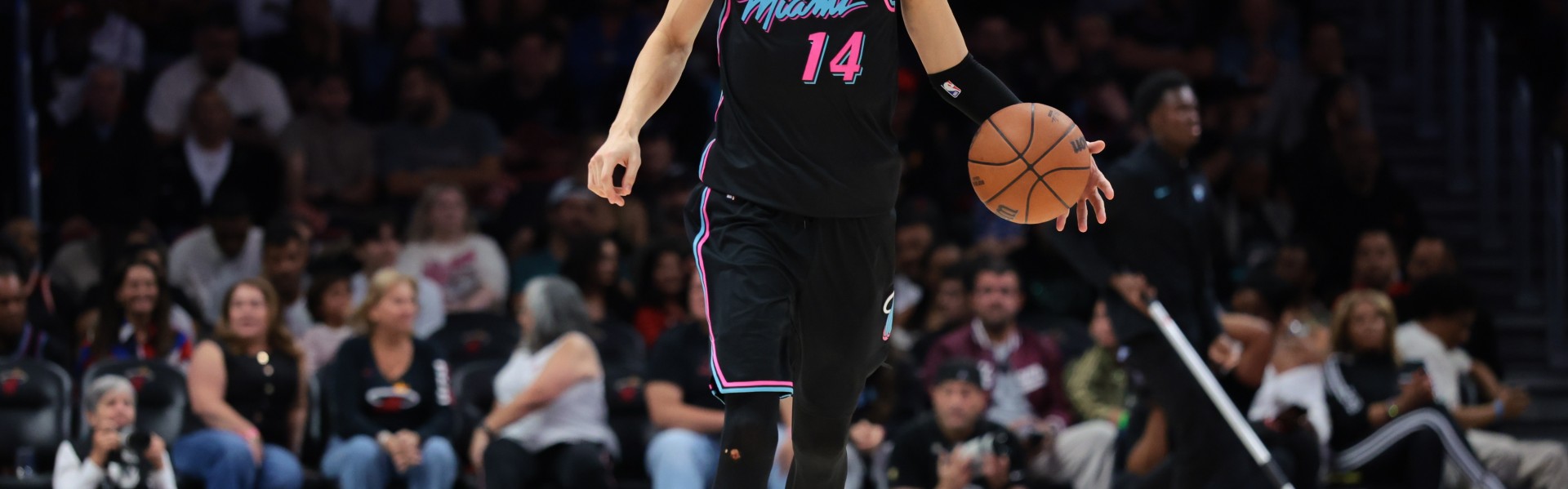 热火迎战魔术 希罗&amp;鲍威尔&amp;韦尔&amp;亚库乔尼斯出战 维金斯缺阵